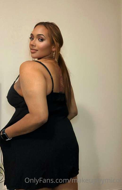 Happy Friday 

Do you like my dress?