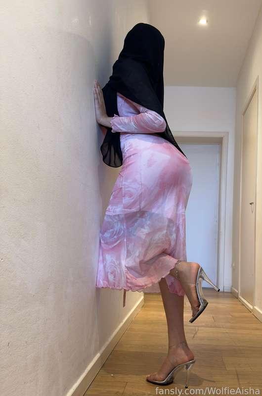 the heels or me stripping ? 

#heels #feet #stripping #hijab #hijabi #curves #walking #dress #petite