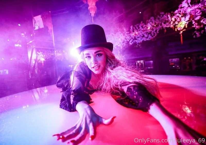 Hot night in a private club! 🔥🔥🔥
More interesting on my page..