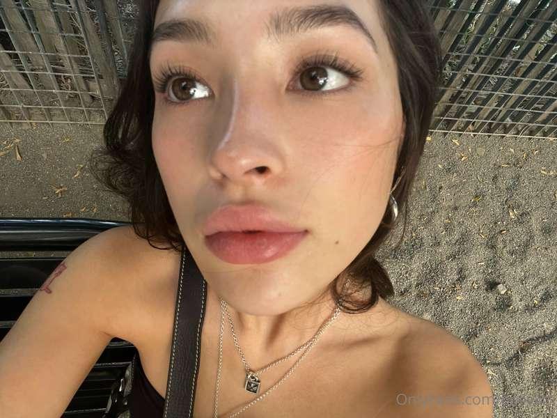 my lips are dry, need kisses please 💋