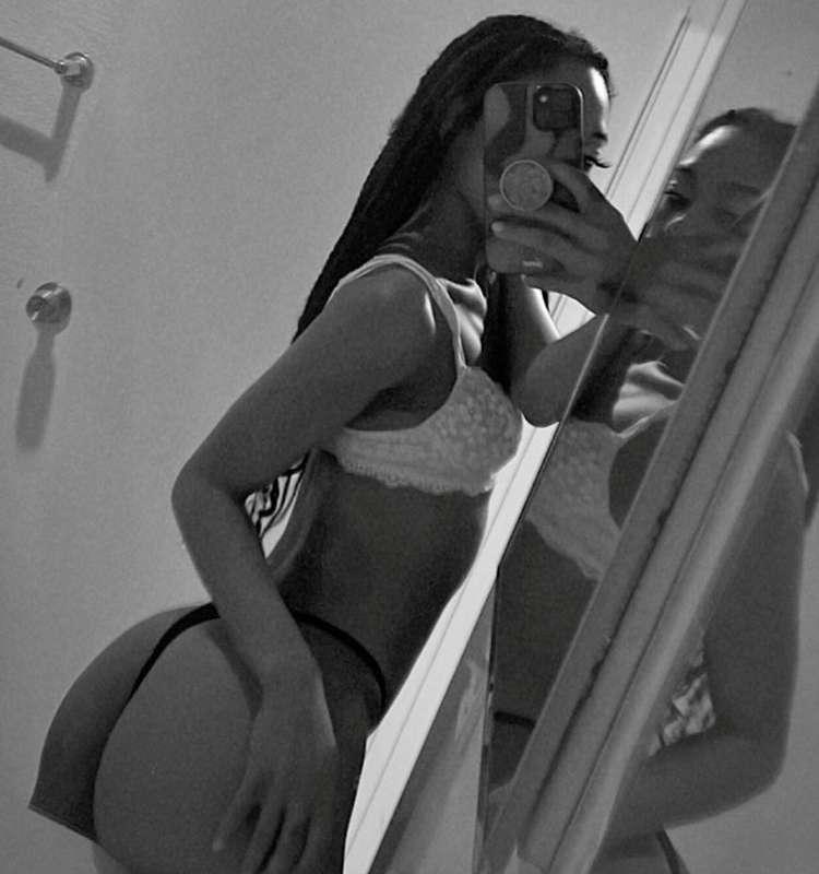 Home alone, so here are my ass 🍑🍑 Good morning 😊