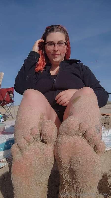 Would you be a good little loser and lick the sand off my fe..