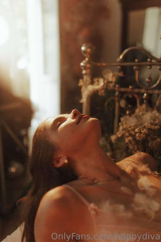 A woman's neck is often perceived as an exquisite and aesthe..