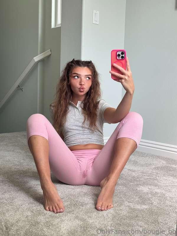 Sitting pretty… waiting for your hands😏