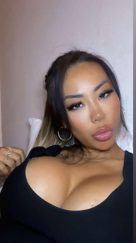 Send me a DM in my VIP Page @xixoxuanzi  and let's have some..
