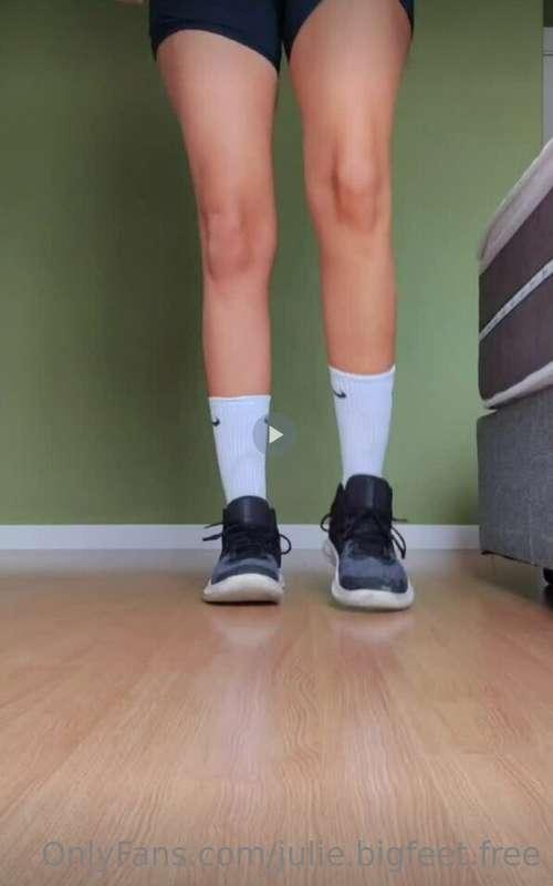 7 minutes making my trainer sniff my stinky feet 🔥 I know th..