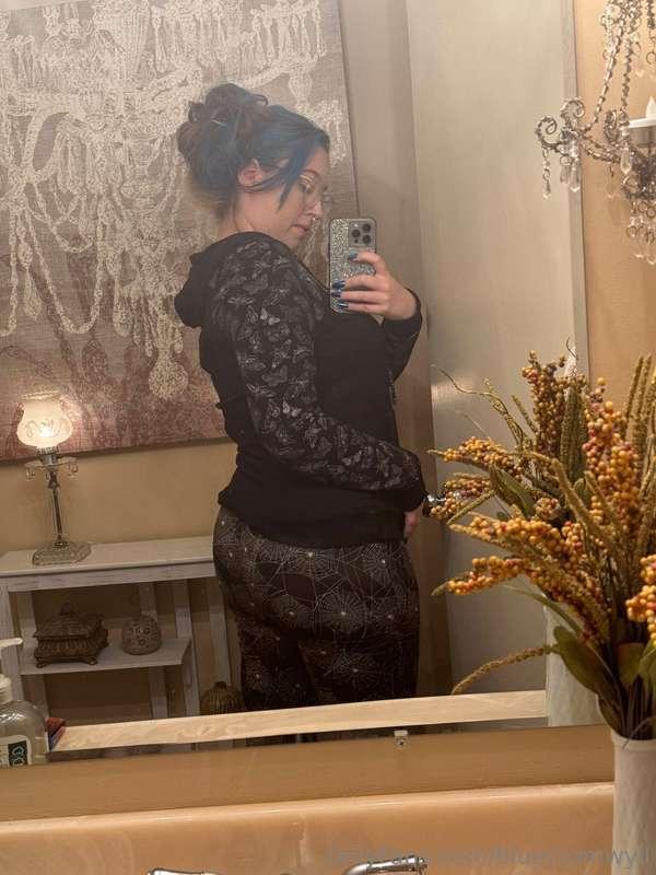 Spooky booty looking good in these new leggings