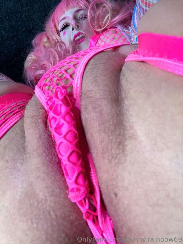 There’s a pretty pink clussy under here…💓