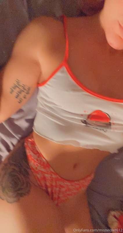 Merry Christmas eve! Chime in tonight for some sexy videos 🎄..