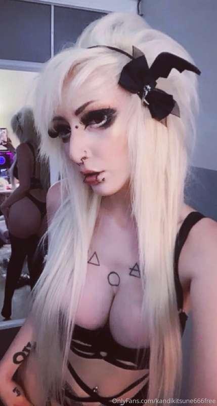 Do you like my new hair extensions? 🖤