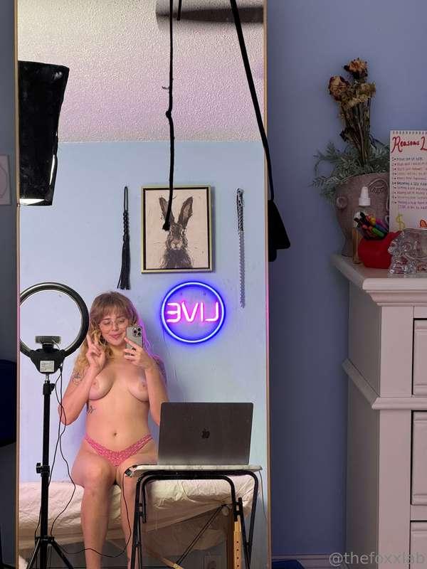 Camming without kam today! If you wanna see me solo, dm me f..