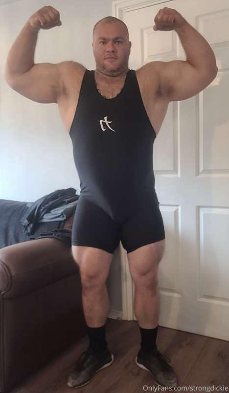 Do I look hot in my powerlifting singlet! 😜🤣