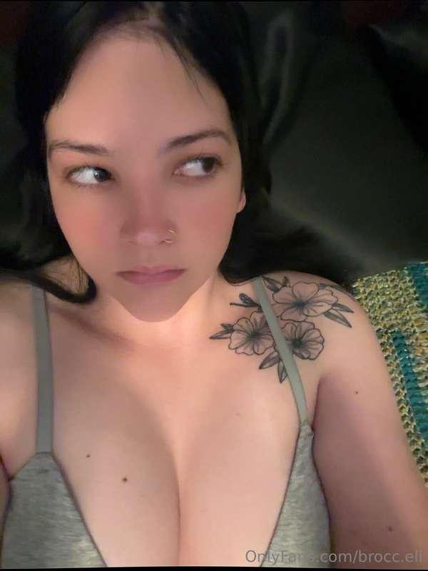 My pussy is craving you so badly tonight. Come here 😩🖤