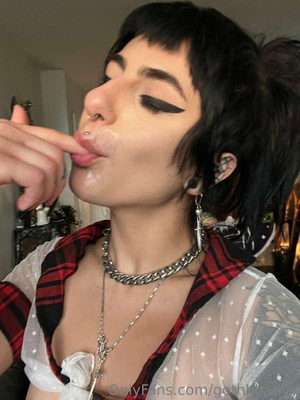 Sending out a new video tonight 🤤🤤 check ur dms