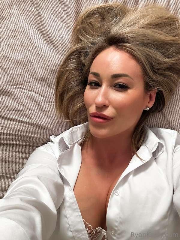 Do you prefer me to be innocent 😇 or feisty 😈? Which suits m..