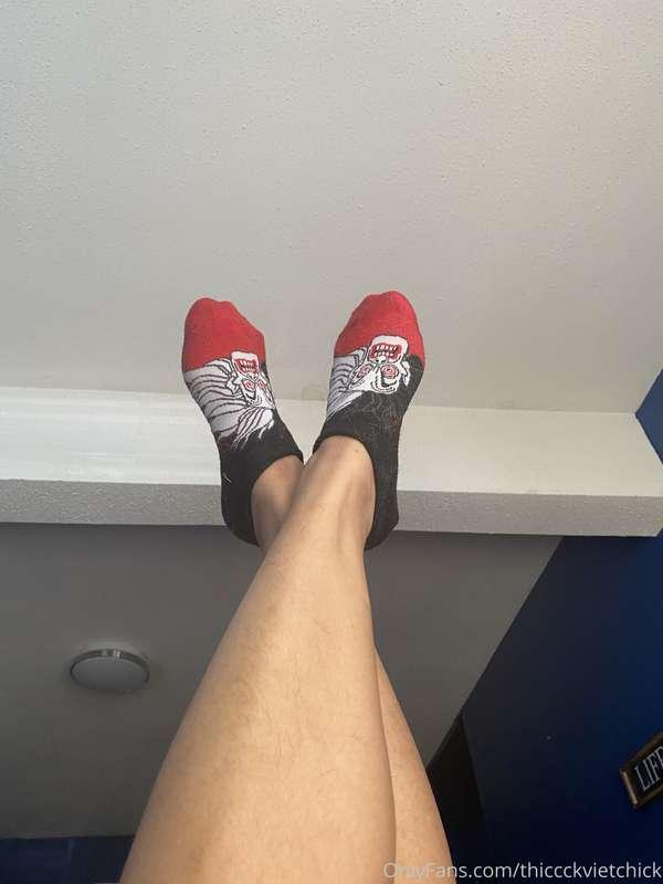 Who’s interested in seeing some feet content 👣👣 tip this and..