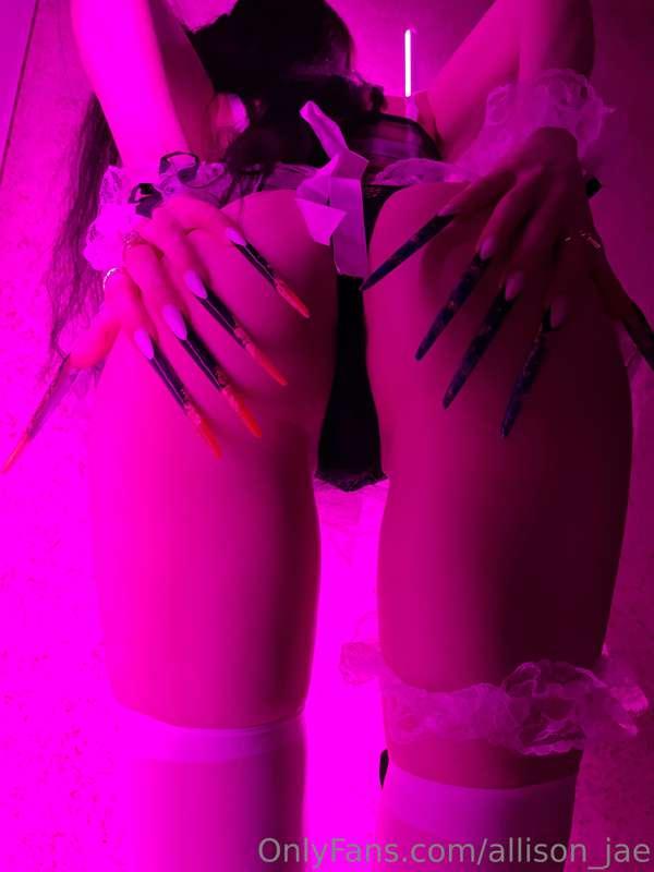 Sweet booty in neon light🔥🐰💖