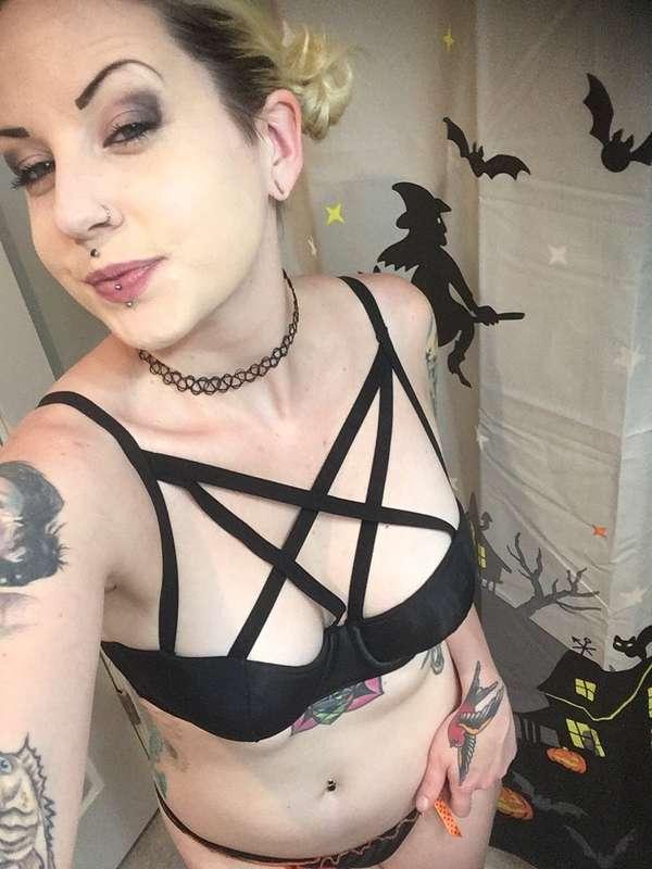 Behind the scenes shooting at @valenitylarabbitfree’s! Tip t..