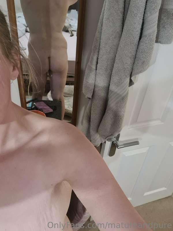 Out off the shower again, have a cheeky mirror selfie ❤️❤️