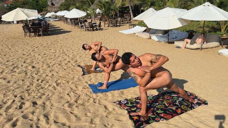 Raw | Zipolite beach yoga with Fabiola and Olga