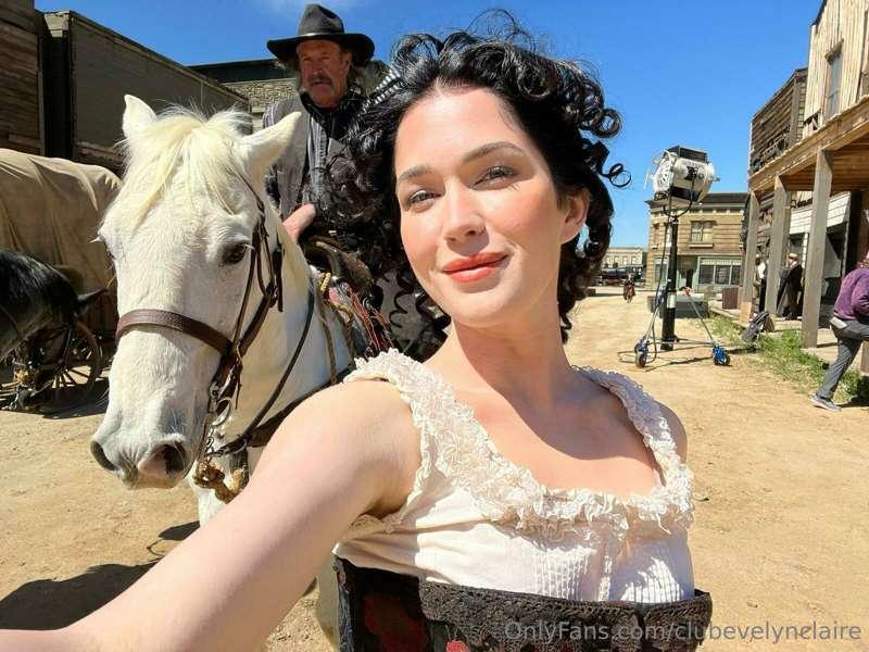I'm having the time of my life on the set of my new movie 😁
