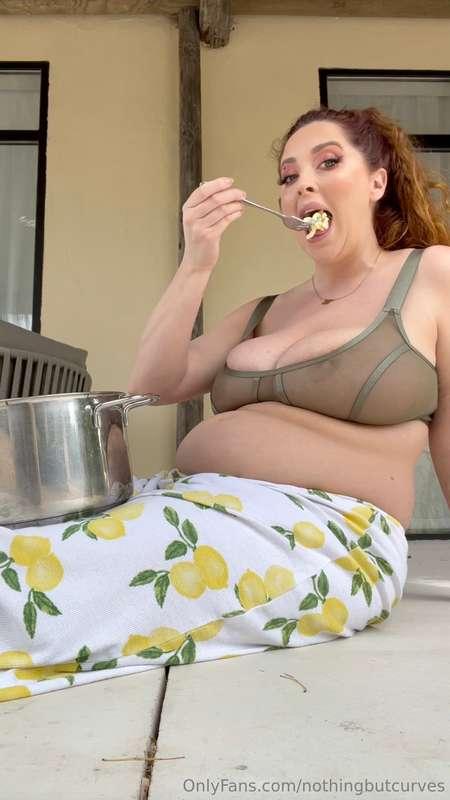 Just a girl who LOVES her food 