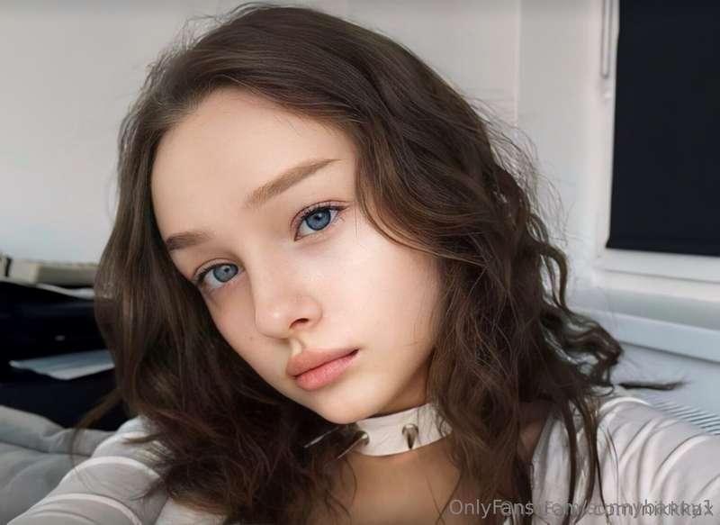 ## Let me distract you👉@nikkkax

Cute girl @nikkkax  loves t..