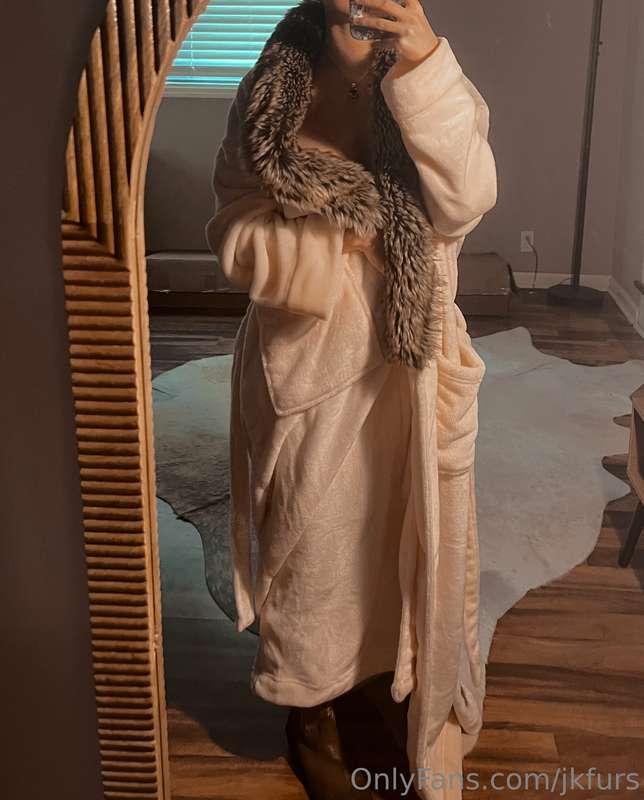 My husband loves how cute I look in my fur and boots 🤭 do yo..