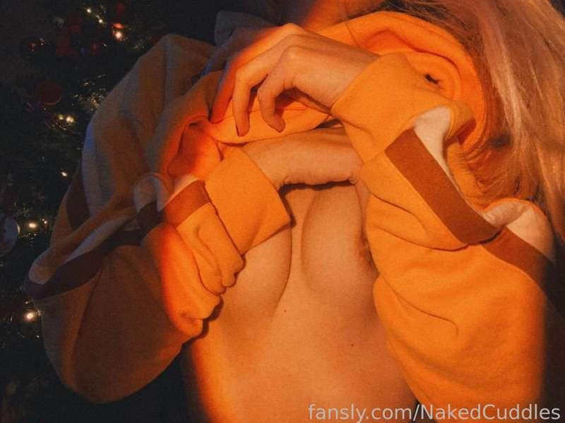Cosy evening in a big yellow hoodie while putting up my Christmas tree isn’t a bad Wednesday night. 🎄

#hoodie #festive #boobs #smallboobs