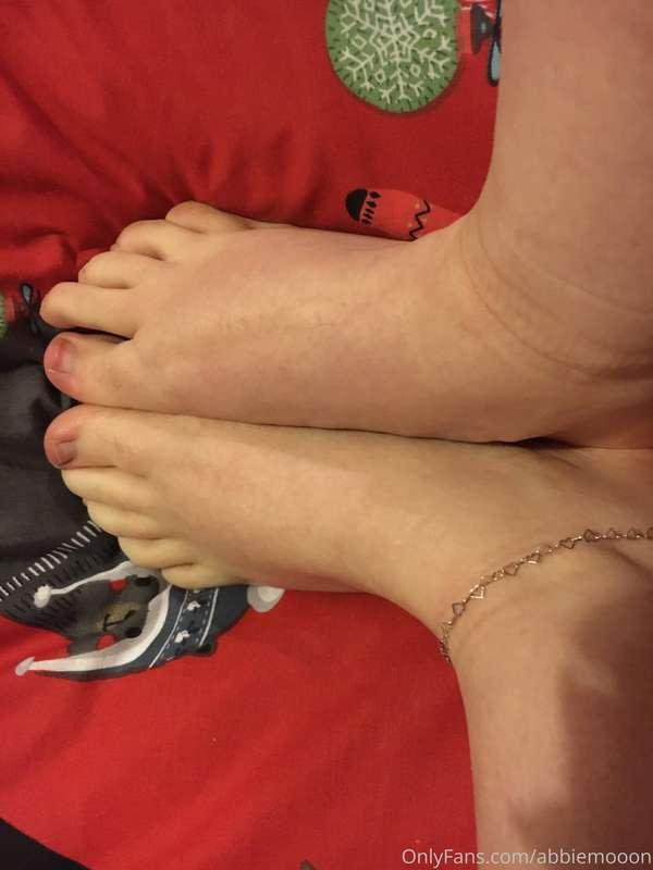 Not entirely sure how to do feet pics but here ya go