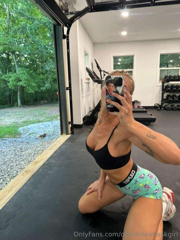 sub to @skimaskgirluncensored if u wanna see the backside vi..