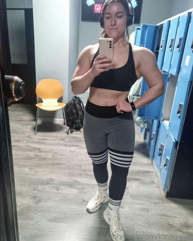 I need to go train legs but I can't be bothered, give me som..