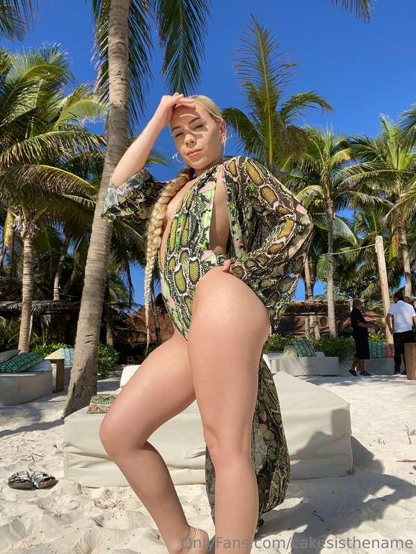 When the swimsuit’s as hot as the sun👙😎