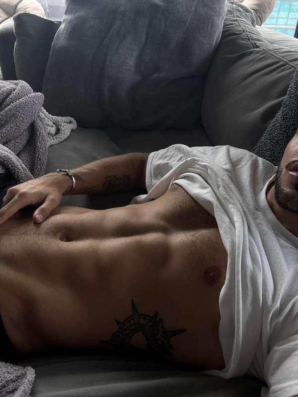 come cuddle🖤;)
