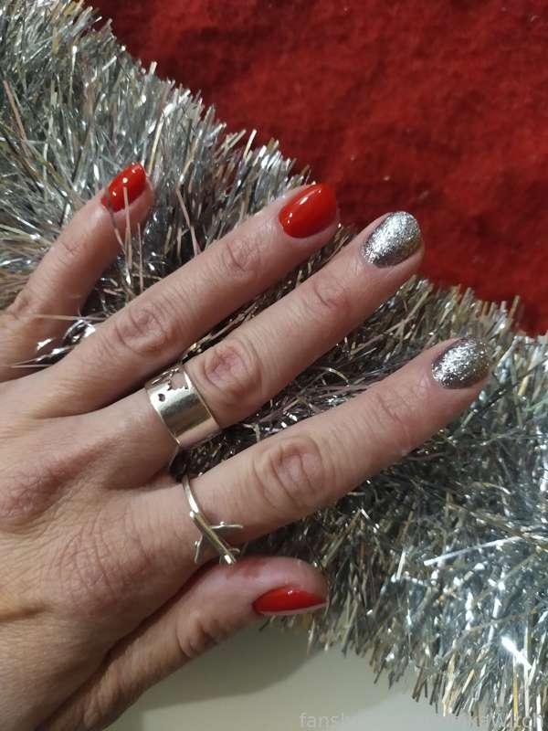 Do you like my Christmas manicure?💅

#nails #manicure #nailpolish #fingers #hands