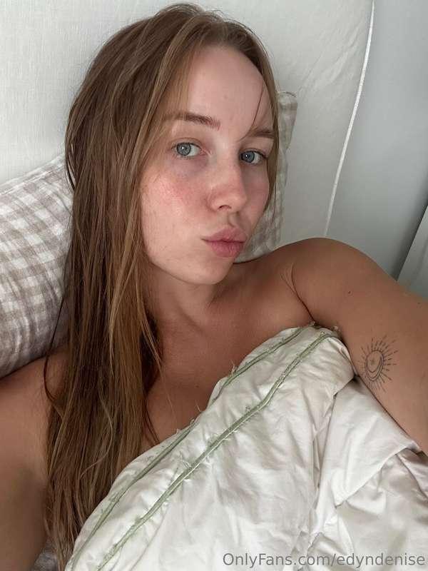 feeling sooooooooo bored… dm me 😈