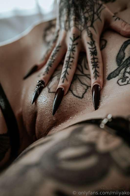 My pussy deserves lots of kisses 💦👅