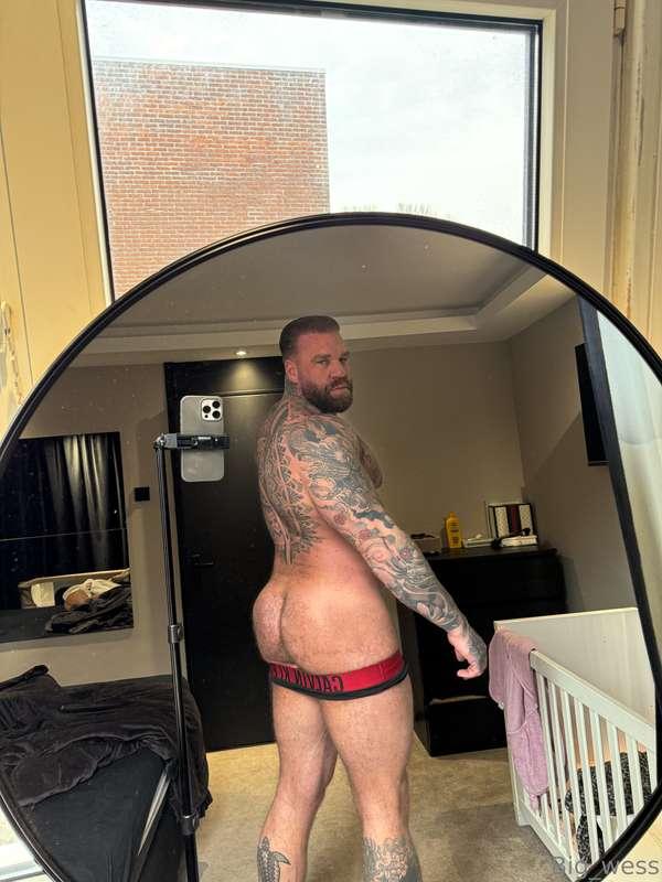 I'm definitely top but you can lick my 🍑