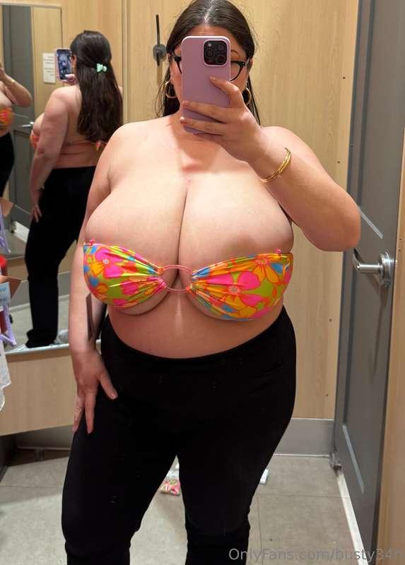 😳 what do you think of this tiny swim top that I tried on? 