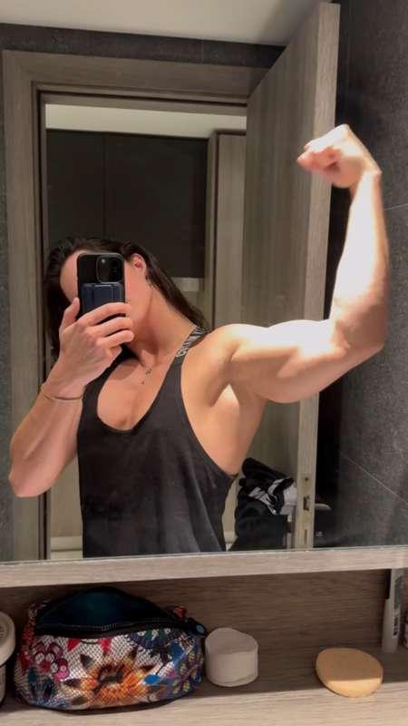 Mirror vibes and flexing for you😘