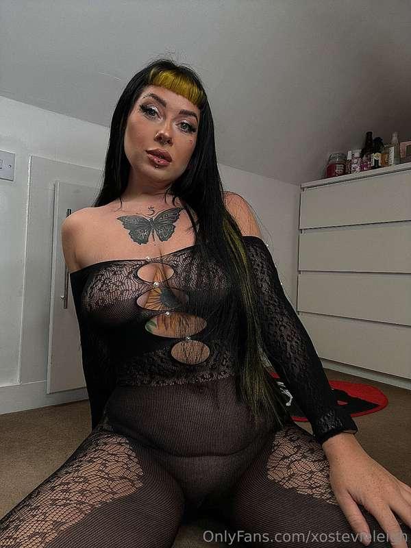 Easy access for titty sucking 😘