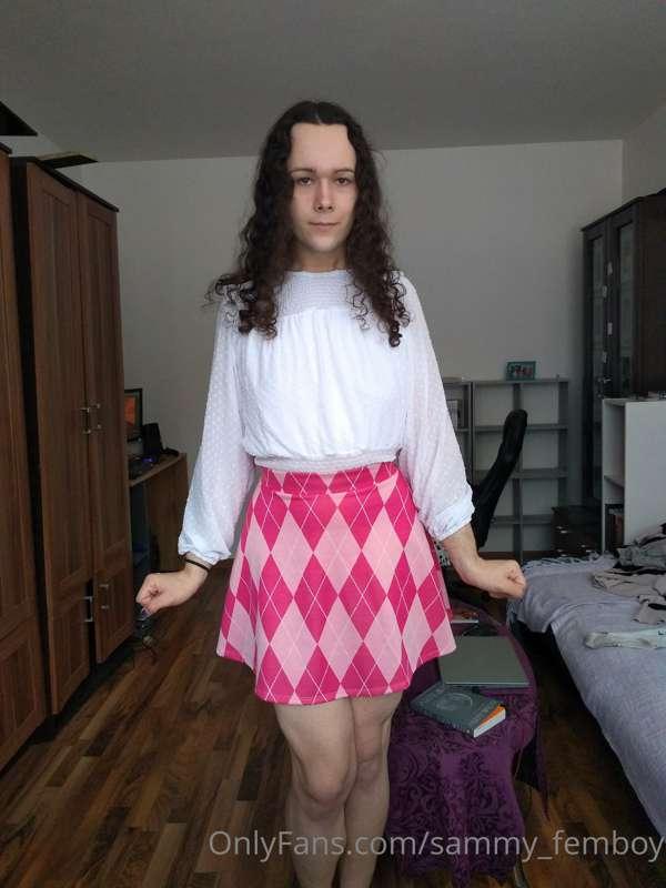 Happy Femboy Friday to y'all!!!
I really like this blouse so..