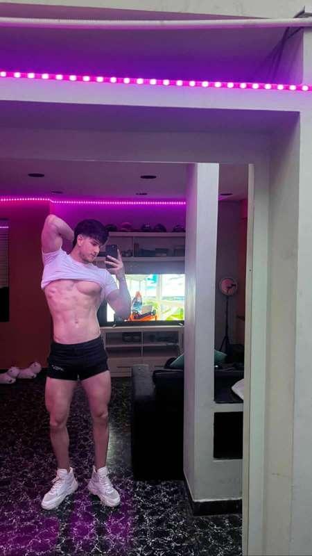 He is @Emapaz 🔥🔥🔥

Go to his profile and subscribe now 80% O..