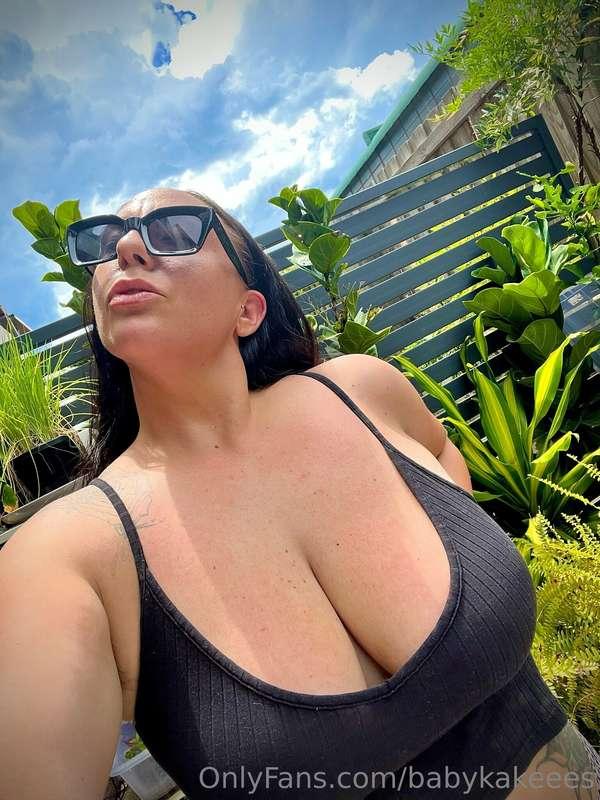 weekend titties in the garden xo