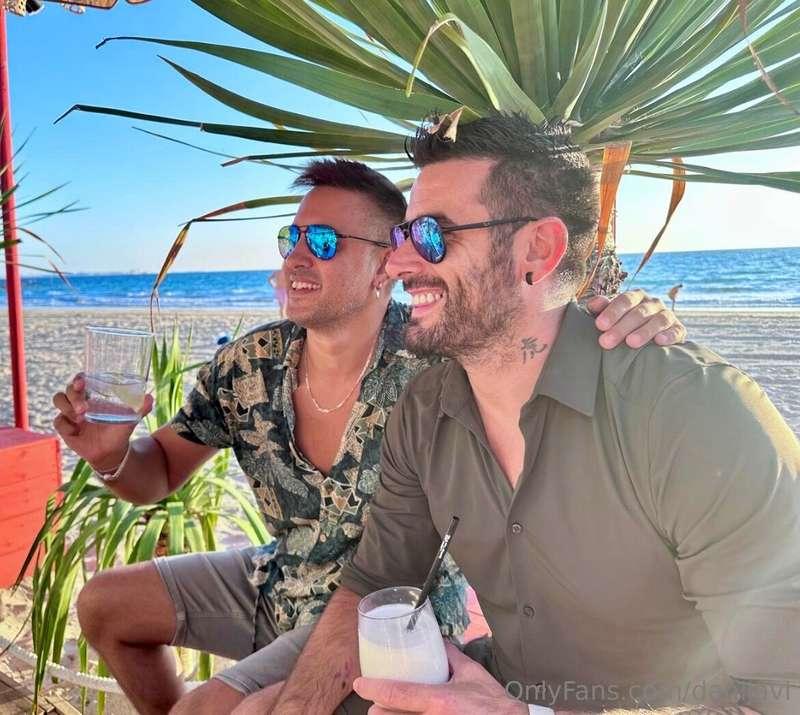 🌴having something with friends, without them knowing that we..