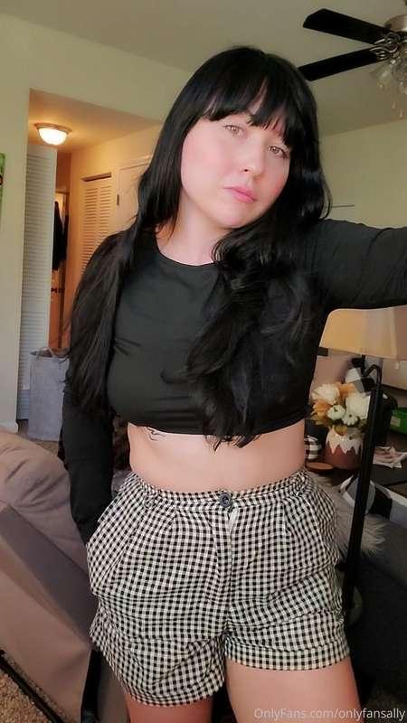 Swipe for me to lift my shirt a little.. swipe again for a s..