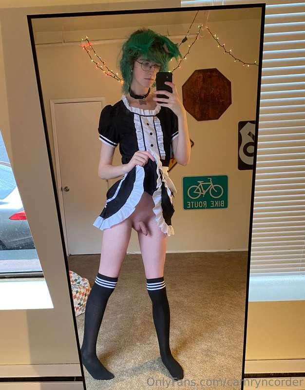 maid who is NOT doing their job 🤦