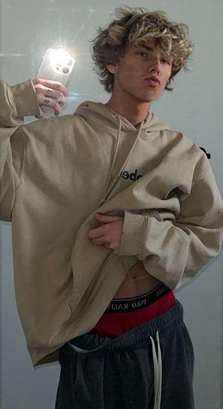 Can I get a kiss down here?💋