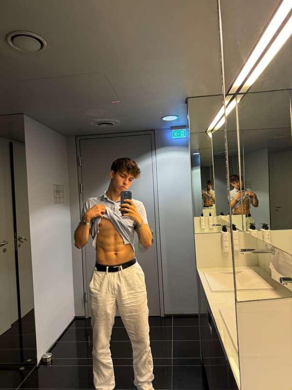 Showing u my perfect abs on the toilet💦🙂‍↕️