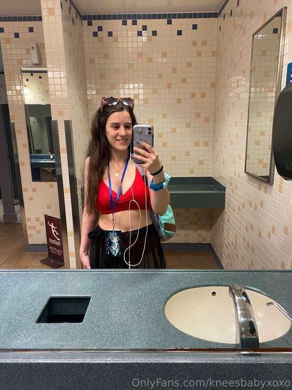 kneesbabyxoxo image #1